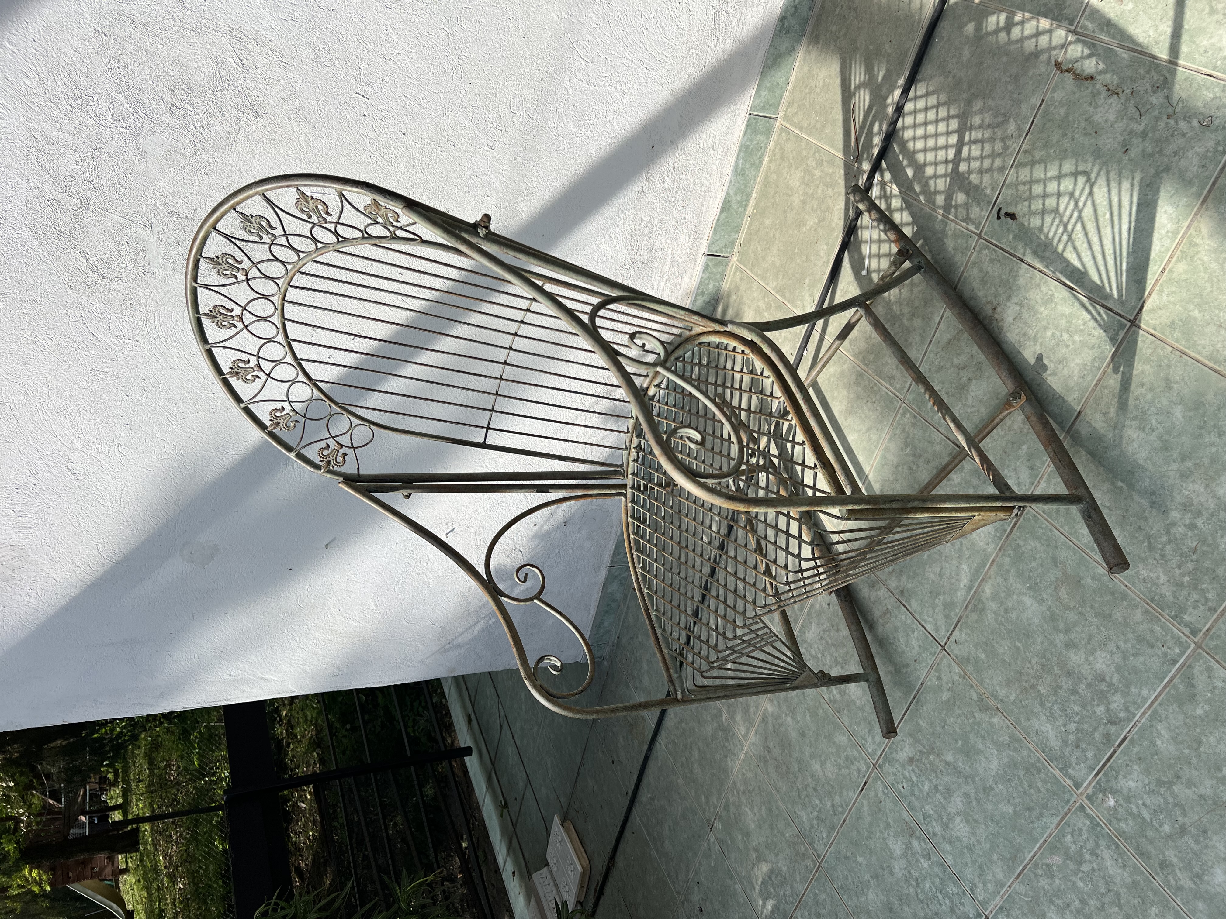 Kovová lavička s kopulou, širka 120x62cm, výška 210č