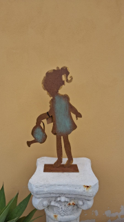 Kovová dievčina s krhlou 53x27x10 cm