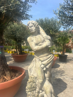 Socha Herkules s levom v živici. Výška 130cm